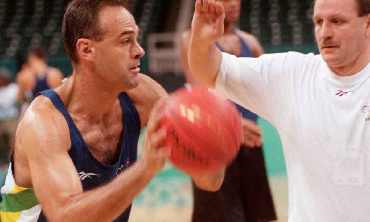 Oscar Schmidt treina com a Seleção Brasileira de Basquete durante as Olimpíadas de Atlanta (EUA), em 1996 -  (crédito: Romeo GACAD / AFP - 10/7/96)