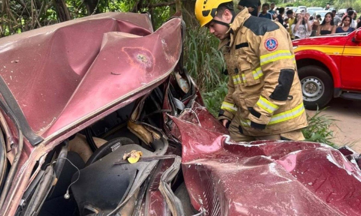 A colisão envolveu o Uno e uma Toyota Hilux, ocupada por três pessoas - (crédito: Reprodução/CBMMG)
