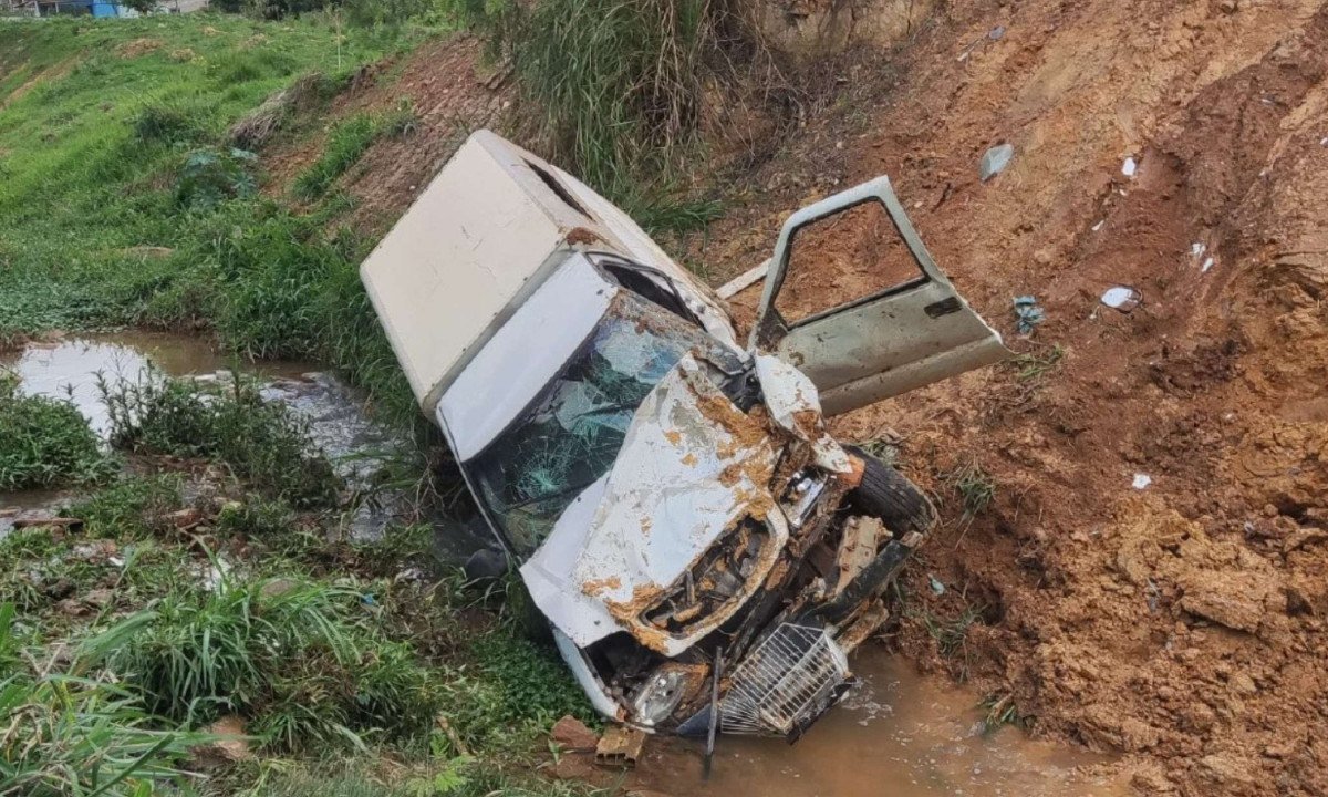 As circunstâncias em que o carro caiu no córrego não foram informadas - (crédito: Reprodução/CBMMG)