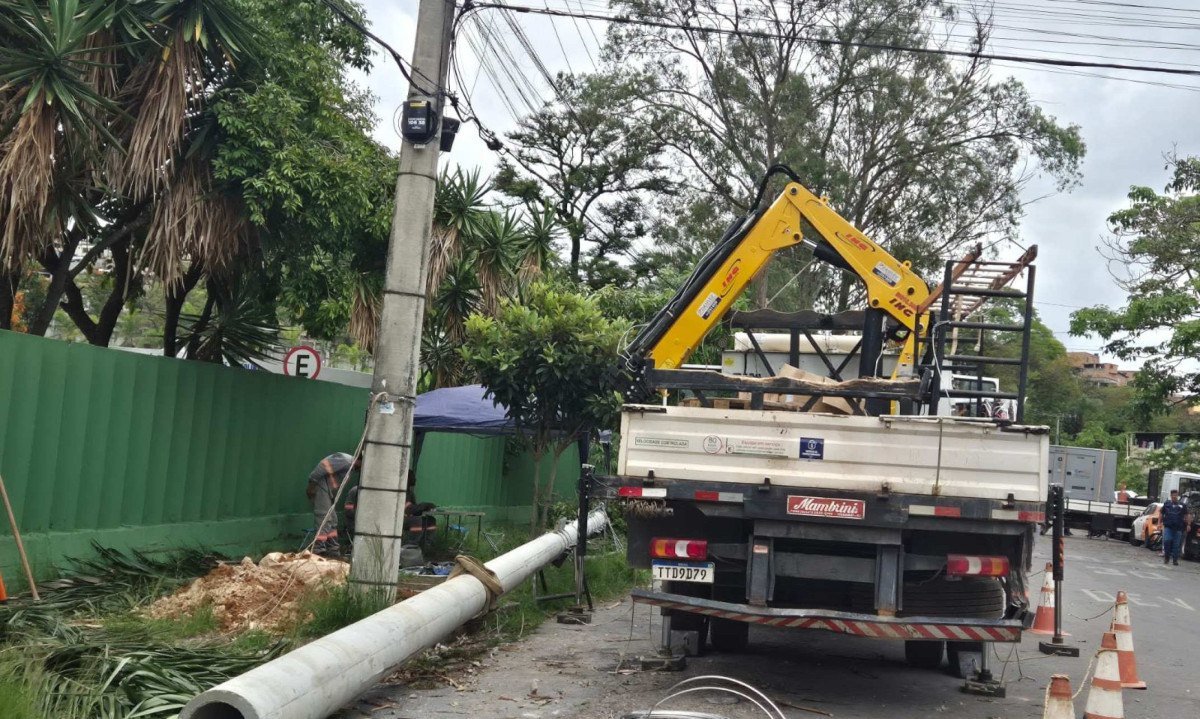 Na Rua Flor dos Angelis, no Bairro Nova Gameleira, na Região Oeste da capital, equipes da companhia trabalham na substituição de três postes danificados pela chuva e pelos ventos - (crédito: Jair Amaral/EM/D.A.Press)