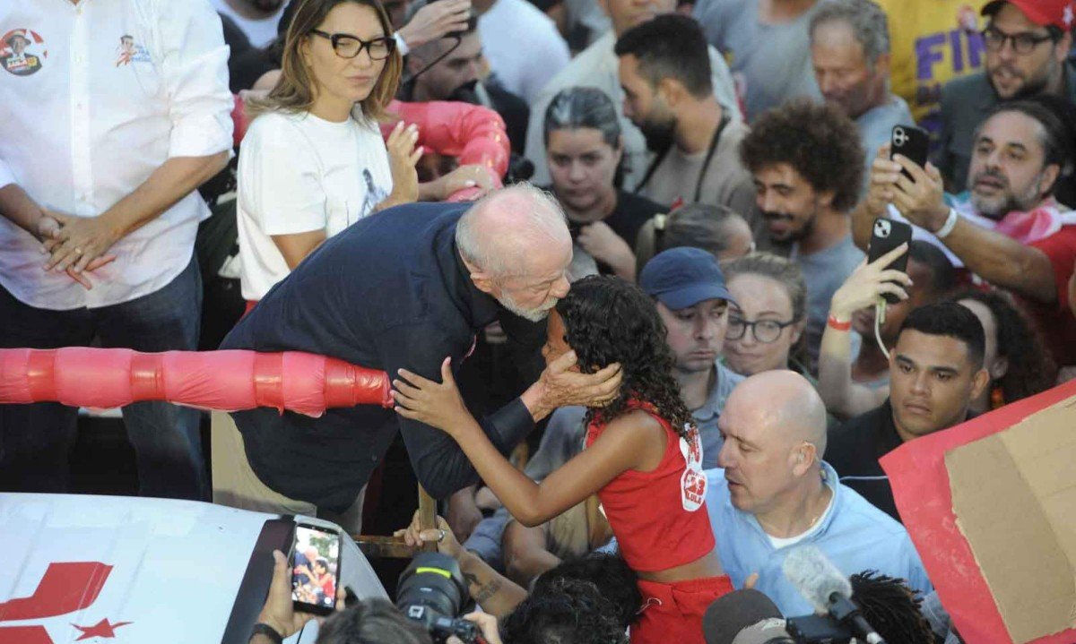 Último ato da campanha de Lula em BH: petista reduziu a diferença de Flávio Bolsonaro para menos de 1 ponto percentual - (crédito: alexandre guzanshe/EM/D.A Press)