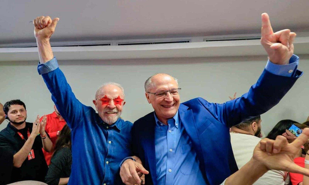 Lula foi para as ruas e para as redes, restabeleceu o contato com o povo, repactuou a aliança que lhe garantiria a maioria dos votos para resolver o segundo turno -  (crédito: RICARDO STUCKERT/PR)