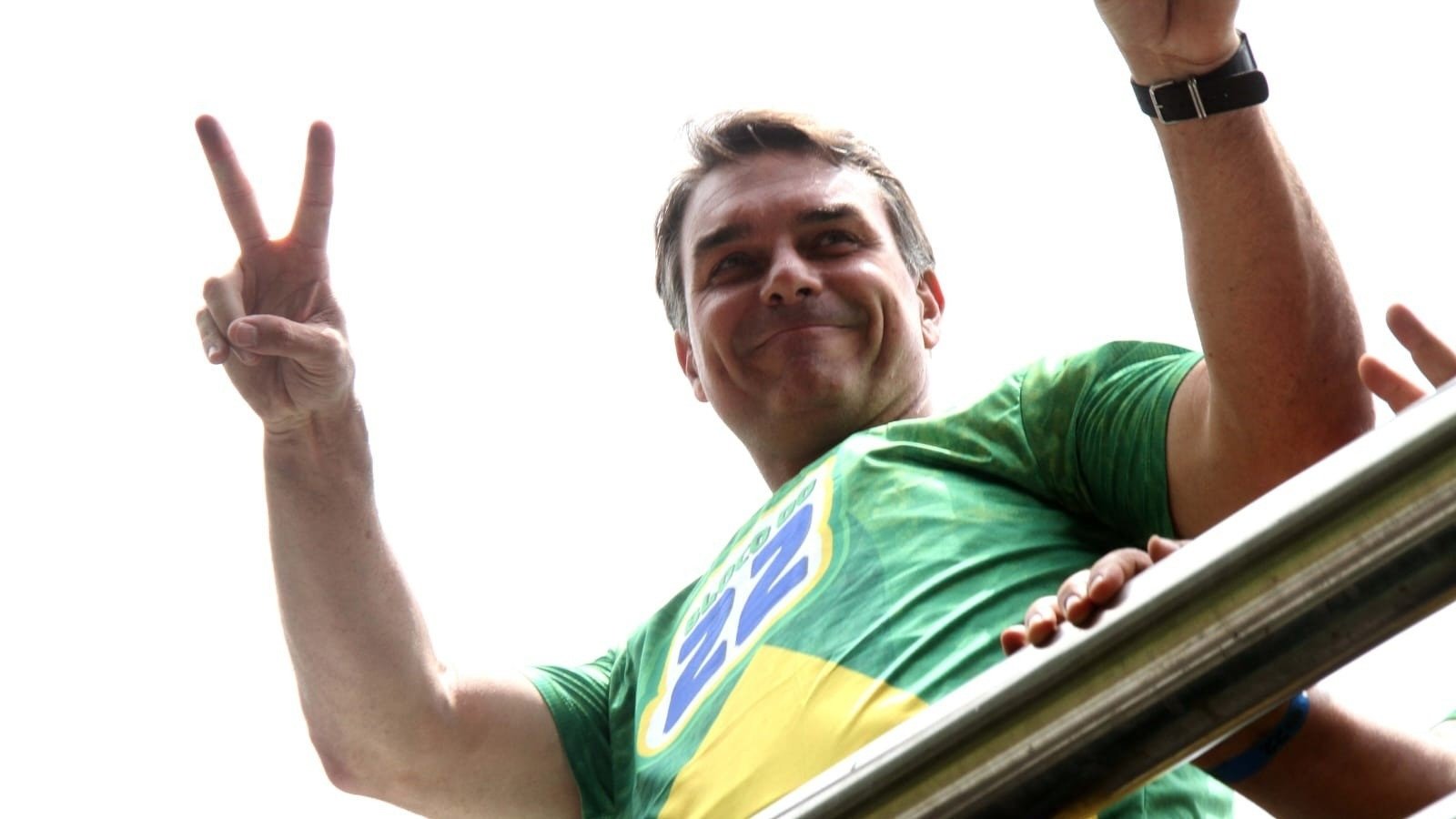 Flávio Bolsonaro pode deixar o país? Entenda os pedidos para barrar viagem