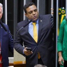 Deputados pedem apreensão de passaporte de Flávio Bolsonaro após derrota - Kaio Magalhães|Pablo Valadares/Câmara dos Deputados de Brasília