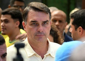 Fl&aacute;vio Bolsonaro, intimado pela PF, teve passaportes retidos e foi proibido de deixar o pa&iacute;s por determina&ccedil;&atilde;o do STF -  (crédito: MAURO PIMENTEL / AFP)