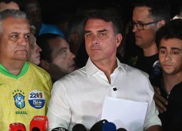 Flávio Bolsonaro fala sobre a derrota em coletiva com apoiadores  -  (crédito:  Ed Alves/CB/D.A Press)