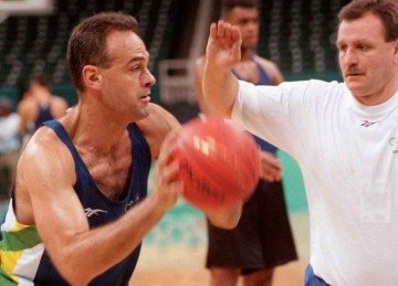 Oscar Schmidt treina com a Seleção Brasileira de Basquete durante as Olimpíadas de Atlanta (EUA), em 1996 -  (crédito: Romeo GACAD / AFP - 10/7/96)