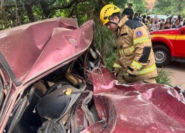 A colisão envolveu o Uno e uma Toyota Hilux, ocupada por três pessoas -  (crédito: Reprodução/CBMMG)