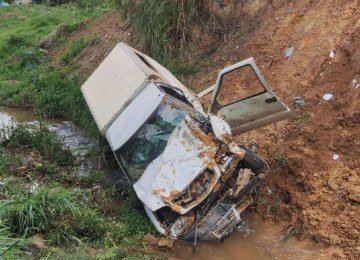 As circunstâncias em que o carro caiu no córrego não foram informadas -  (crédito: Reprodução/CBMMG)