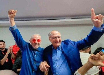 Lula foi para as ruas e para as redes, restabeleceu o contato com o povo, repactuou a aliança que lhe garantiria a maioria dos votos para resolver o segundo turno -  (crédito: RICARDO STUCKERT/PR)