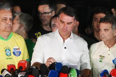 Flávio Bolsonaro fala sobre a derrota em coletiva com apoiadores  -  (crédito: Ed Alves/CB/D.A Press)