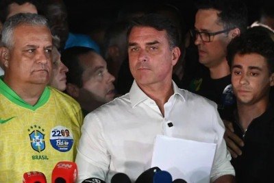 Flávio Bolsonaro fala sobre a derrota em coletiva com apoiadores  -  (crédito:  Ed Alves/CB/D.A Press)
