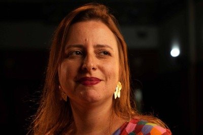 Natural de Alfenas e criada em Paraguaçu, Bárbara Mançanares concorre com Adélia Prado, a mais renomada poeta mineira, de quem ela é grande admiradora -  (crédito: Igor Formiga / divulgação)