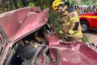A colisão envolveu o Uno e uma Toyota Hilux, ocupada por três pessoas -  (crédito: Reprodução/CBMMG)