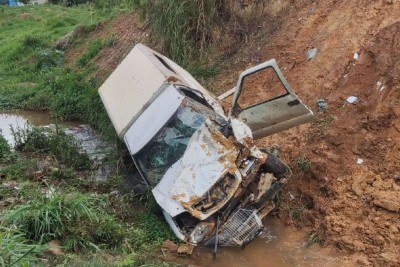 As circunstâncias em que o carro caiu no córrego não foram informadas -  (crédito: Reprodução/CBMMG)