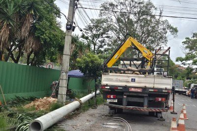 Na Rua Flor dos Angelis, no Bairro Nova Gameleira, na Região Oeste da capital, equipes da companhia trabalham na substituição de três postes danificados pela chuva e pelos ventos -  (crédito: Jair Amaral/EM/D.A.Press)