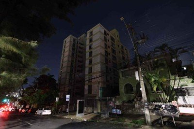 Na noite desta segunda-feira (26/10), moradores e comerciantes do Bairro Floresta seguem &agrave;s escuras -  (crédito: Marcos Vieira/EM/D.A.Press)