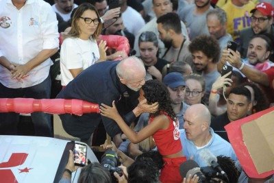 Último ato da campanha de Lula em BH: petista reduziu a diferença de Flávio Bolsonaro para menos de 1 ponto percentual -  (crédito: alexandre guzanshe/EM/D.A Press)