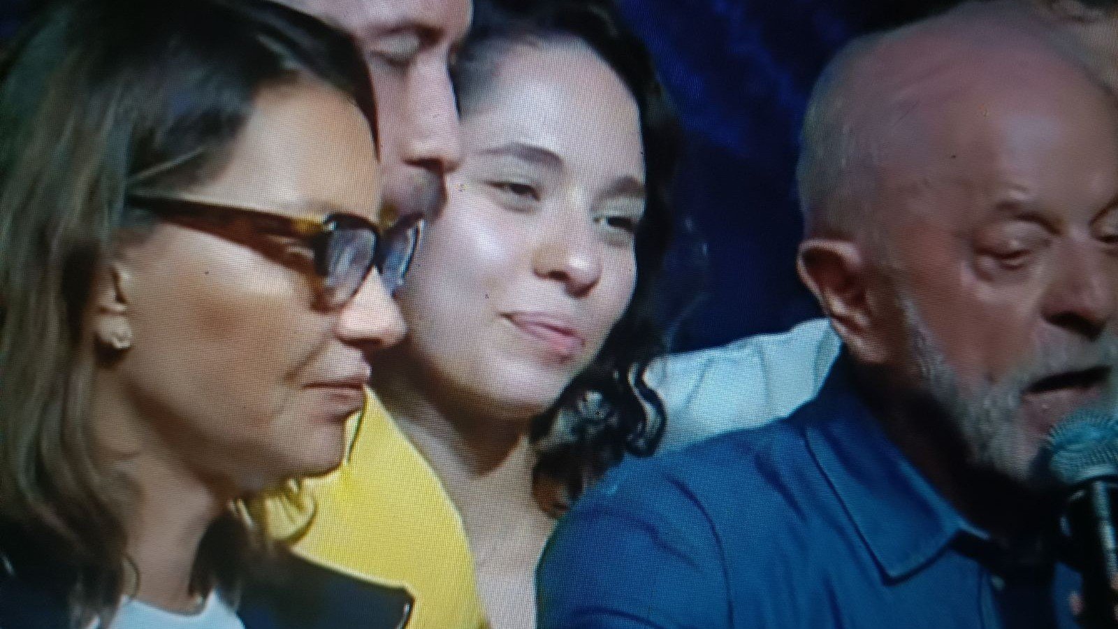 A jovem deputada federal Ana J&uacute;lia Ribeiro (PT) acompanhou Lula no palco durante seu primeiro discurso como presidente eleito -  (crédito: Redes sociais)
