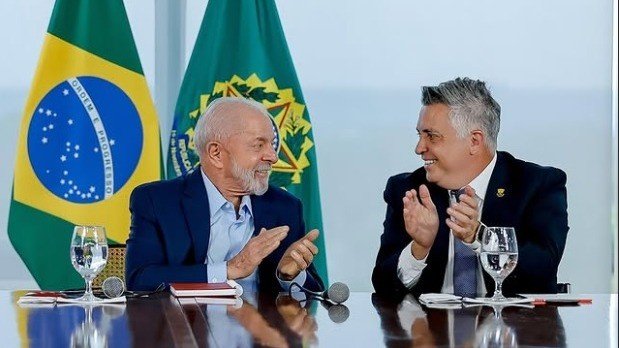 Prefeito de Belo Horizonte, &Aacute;lvaro Dami&atilde;o, cumprimenta o presidente Lula em momento de cordialidade e refor&ccedil;a coopera&ccedil;&atilde;o -  (crédito: Redes Sociais/Reprodu&ccedil;&atilde;o)