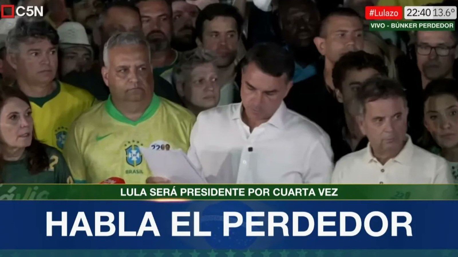 A TV argentina C5N viralizou ao exibir Fl&aacute;vio Bolsonaro ap&oacute;s a derrota eleitoral, referindo-se a ele como 'o perdedor' na transmiss&atilde;o -  (crédito: C5N / reprodu&ccedil;&atilde;o)