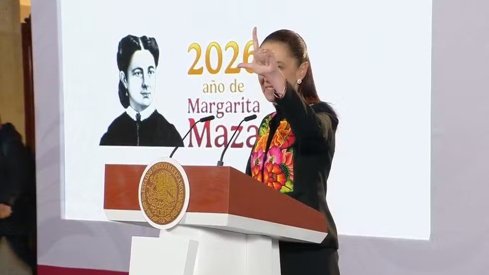 Claudia Sheinbaum celebra a vit&oacute;ria de Lula com o gesto 'L' em coletiva de imprensa no M&eacute;xico -  (crédito: Reprodu&ccedil;&atilde;o / X)