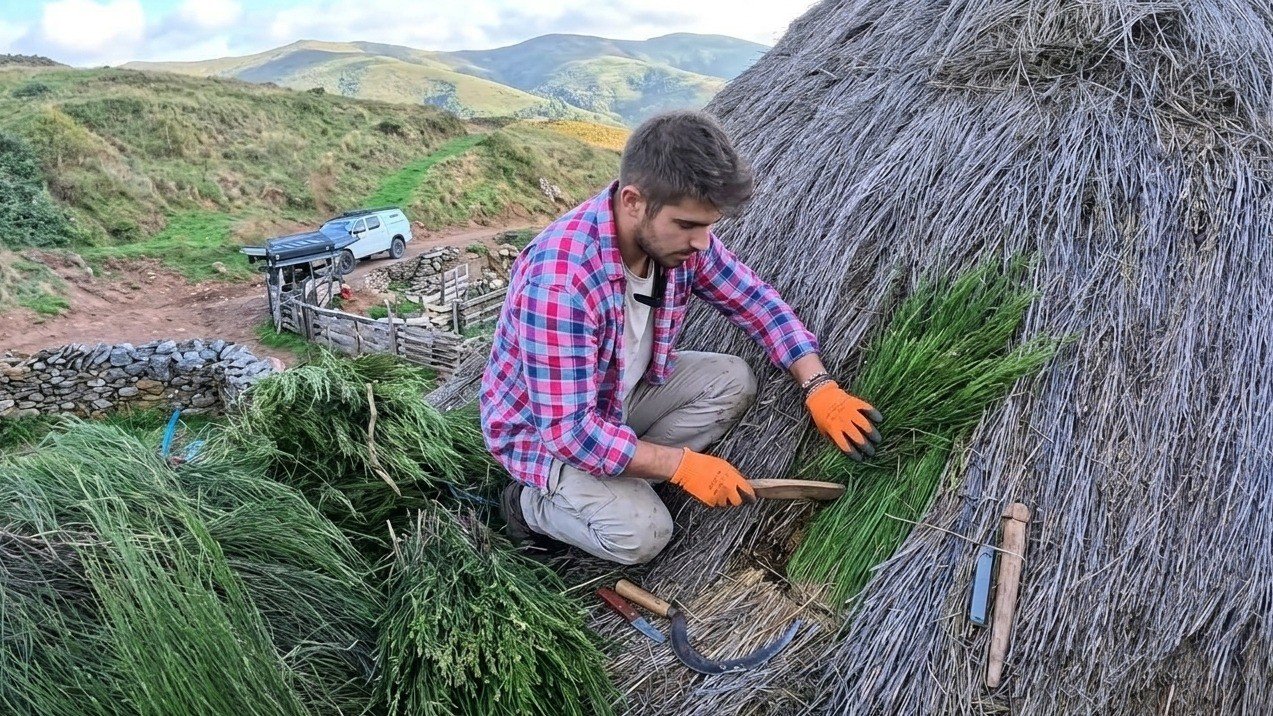 Em Somiedo, Dani aplica a t&eacute;cnica ancestral do "teito" com giesta para restaurar as cabanas de pastores, mantendo viva a tradi&ccedil;&atilde;o asturiana -  (crédito: (imagem ilustrativa gerada por IA))
