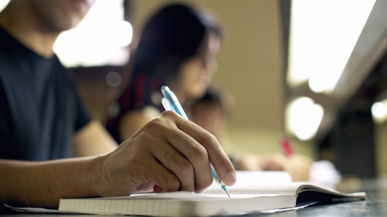A dedica&ccedil;&atilde;o aos estudos &eacute; essencial para quem busca vaga em medicina, como Elys&eacute;e Garrigues na Rom&ecirc;nia -  (crédito: Cr&eacute;ditos: depositphotos.com / diego_cervo)