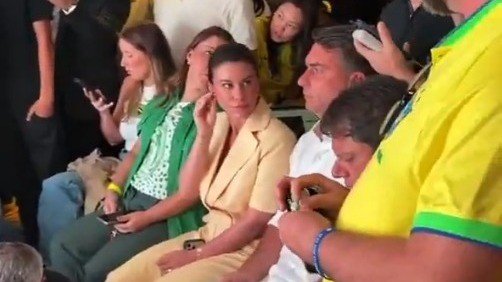 Fl&aacute;vio Bolsonaro e aliados reagem &agrave; apura&ccedil;&atilde;o dos votos, momento capturado em v&iacute;deo que viralizou nas redes sociais -  (crédito: Reprodu&ccedil;&atilde;o/Instagram @paul_goes_global)