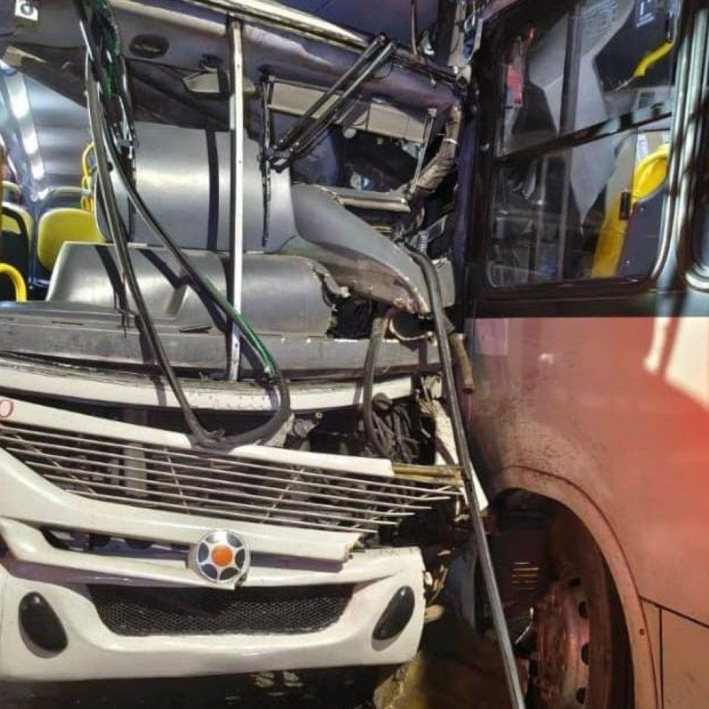 Batida entre dois ônibus deixa seis feridos em São João del-Rei