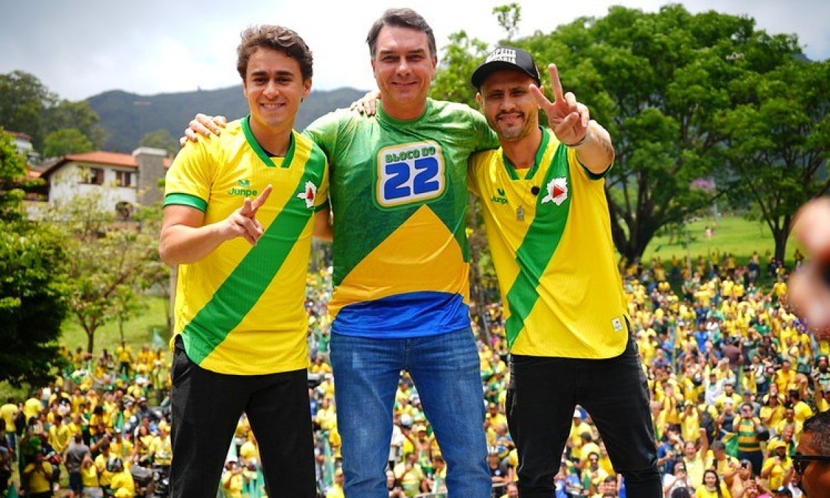 Nikolas Ferreira, Flávio Bolsonaro e Cleitinho durante ato do 'Bloco do 22' em BH - (crédito: Vittor Sales/Campanha Flávio Bolsonaro)