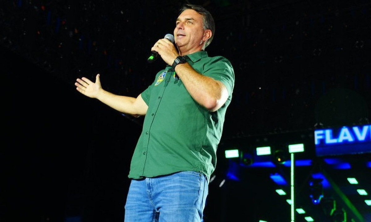 Flávio Bolsonaro discursa em evento de campanha - (crédito: Charles Vieira)