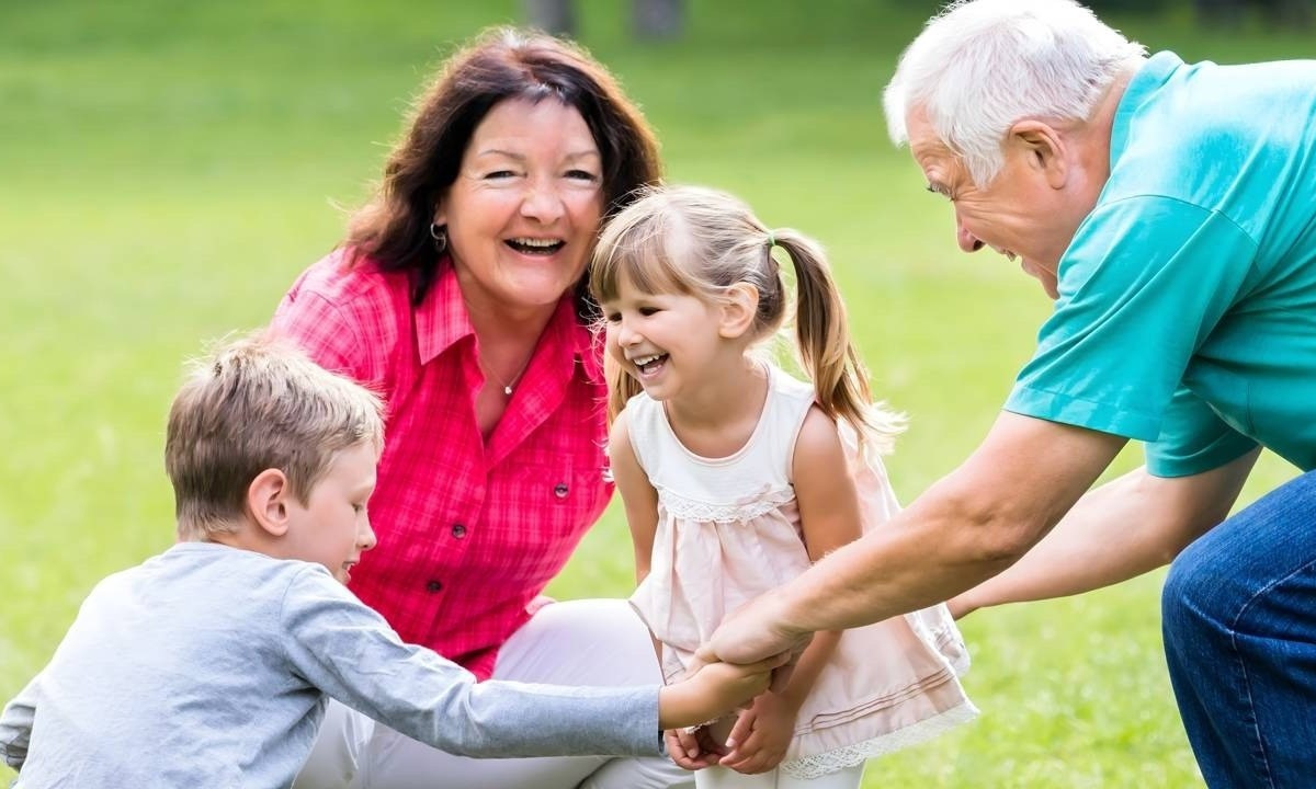 Avós e netos compartilham momentos de alegria, reforçando a importância do vínculo familiar no desenvolvimento infantil e na transmissão de valores - (crédito: Créditos: depositphotos.com / AndreyPopov)