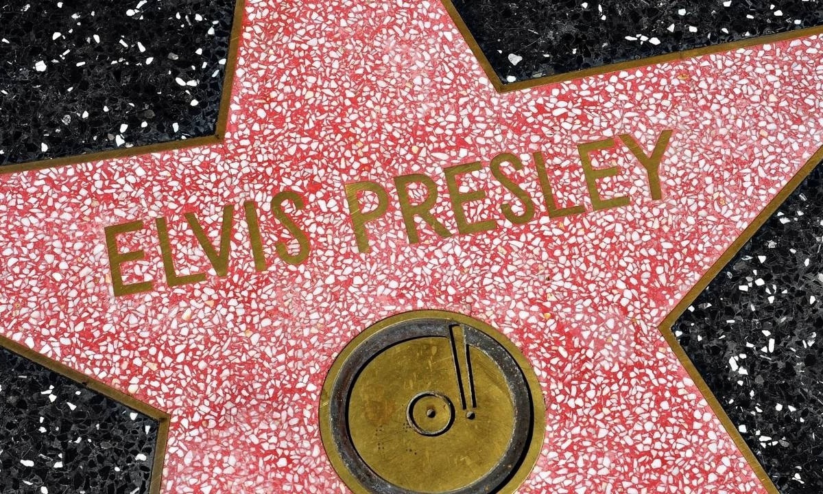 A obra de Elvis Presley, cujo nome brilha na Calçada da Fama, é alvo de processo por direitos autorais contra uma empresa de IA - (crédito: Créditos: depositphotos.com / nito103)