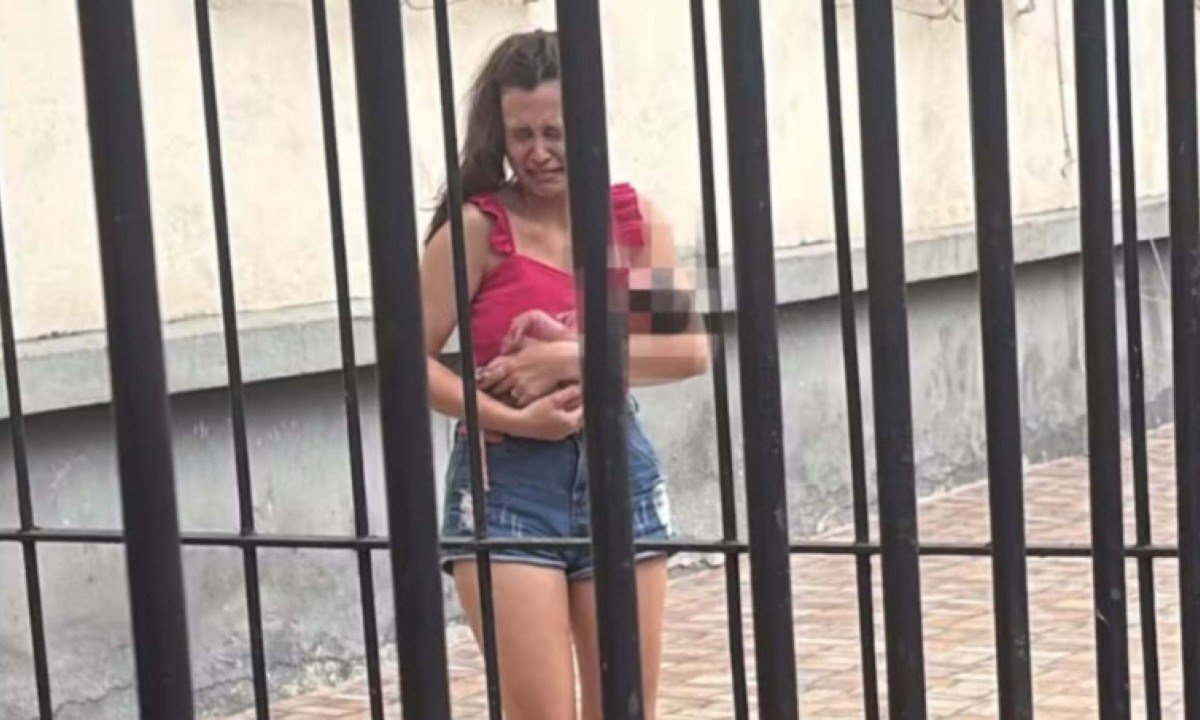 Vitória Freitas e o noivo ouviam um som fraco enquanto seguiam para o mercado quando decidiram investigar a origem do barulho, pensando ser o miado de um gato. Era uma bebê - (crédito: Reprodução/Tupi)