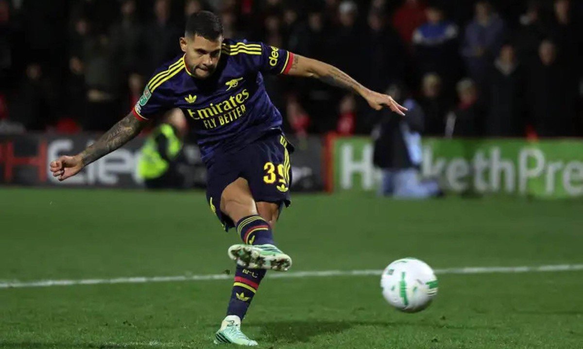 Bruno Guimarães perde pênalti, e Arsenal é eliminado por time da 4ª divisão na Inglaterra - (crédito: No Ataque Internacional)