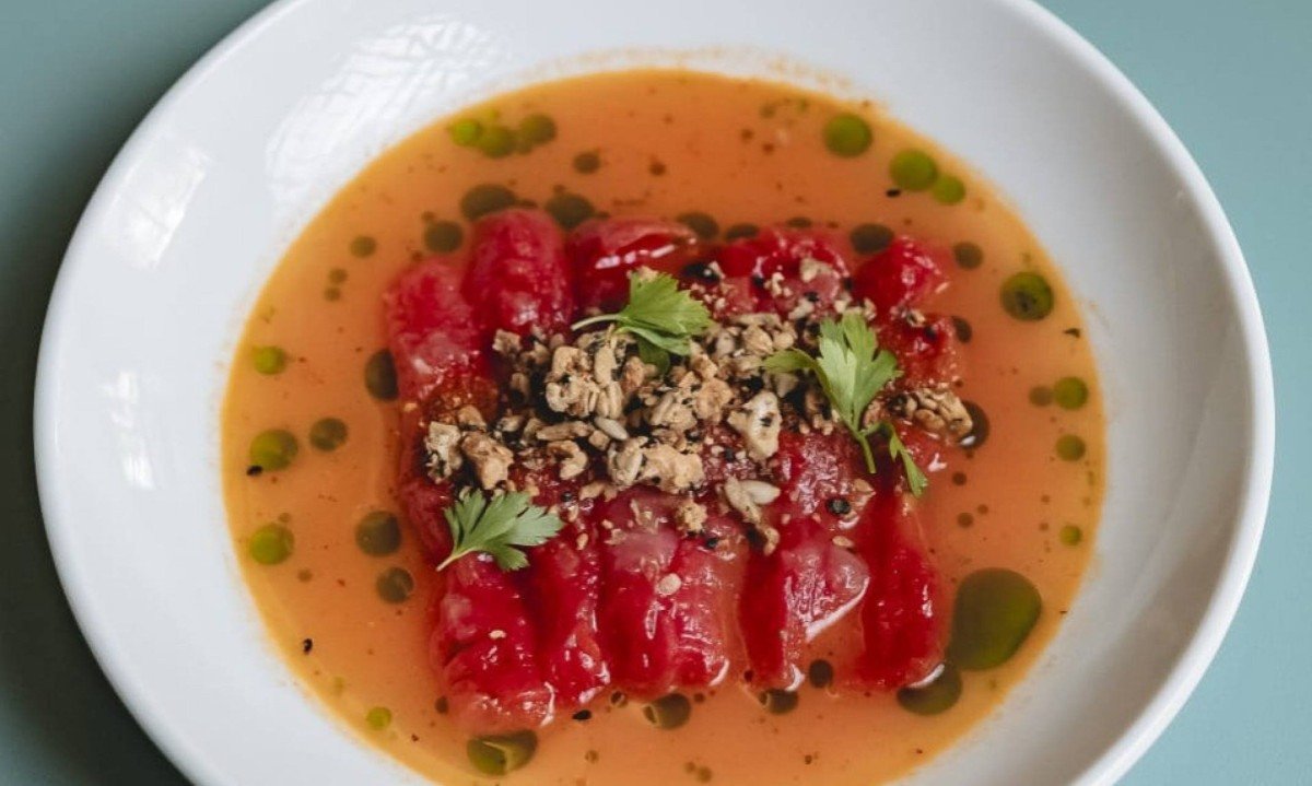 O prato mais surpreendente da casa é o sashimi de melancia - (crédito: Rafael Viana/Divulgação )