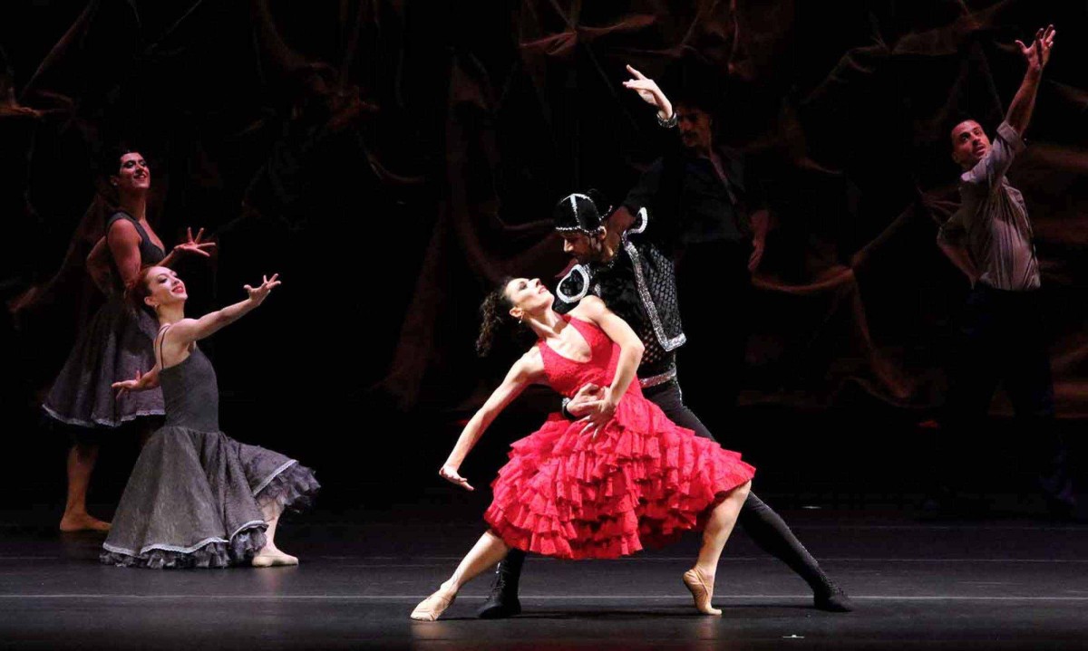 Baseado na ópera de Bizet, espetáculo acompanha a saga de Carmen, assassinada pelo ex-amante - (crédito: Paulo Lacerda/Divulgação)