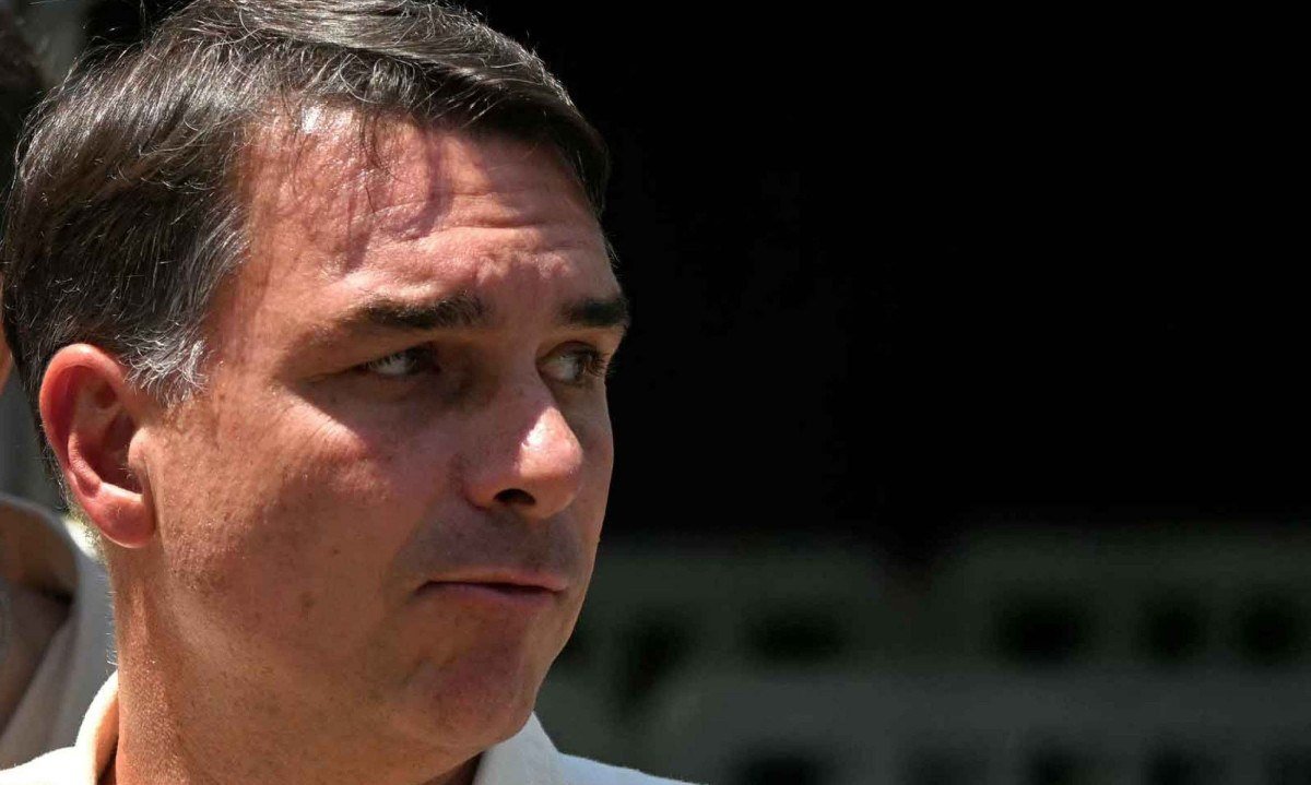 A fuga de Flávio Bolsonaro enfraquece sua própria palavra e sustenta a interpretação de que procurou escapar do alcance de medidas judiciais

descrição

Flávio Bolsonaro olha para o lado -  (crédito: Mauro Pimentel/AFP)