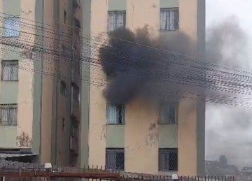 Edifício residencial na Rua Conde de Palma, 1.359, no bairro Cabana do Pai Tomás, na Região Oeste de Belo Horizonte -  (crédito: CBMMG)