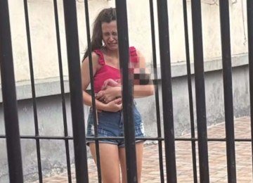 Vitória Freitas e o noivo ouviam um som fraco enquanto seguiam para o mercado quando decidiram investigar a origem do barulho, pensando ser o miado de um gato. Era uma bebê -  (crédito: Reprodução/Tupi)