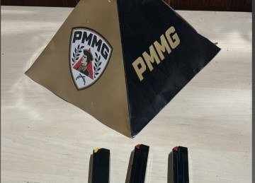 PM apreende pistola, munições e carregadores em ocorrência de violência doméstica em Lajinha -  (crédito: Polícia Militar/Divulgação )