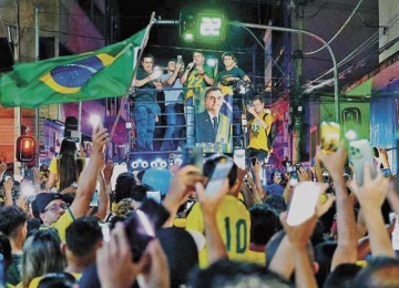 Flávio Bolsonaro no caminhão de som com Nikolas Ferreira, em Capelinha no segundo turno: evento lotado, mas fracasso nas urnas da cidade - (crédito: Campanha de Flávio Bolsonaro/Redes sociais) Flávio Bolsonaro no caminhão de som com Nikolas Ferreira, em Capelinha no segundo turno: evento lotado, mas fracasso nas urnas da cidade - (crédito: Campanha de Flávio Bolsonaro/Redes sociais)