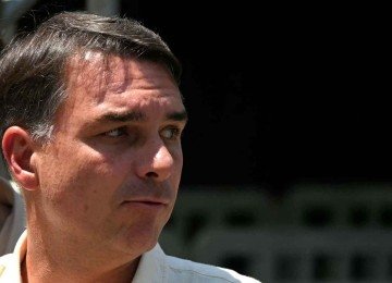 A fuga de Flávio Bolsonaro enfraquece sua própria palavra e sustenta a interpretação de que procurou escapar do alcance de medidas judiciais

descrição

Flávio Bolsonaro olha para o lado -  (crédito: Mauro Pimentel/AFP)