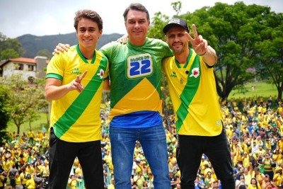 Nikolas Ferreira, Fl&aacute;vio Bolsonaro e Cleitinho  durante ato do 'Bloco do 22' em BH -  (crédito: Vittor Sales/Campanha Fl&aacute;vio Bolsonaro)