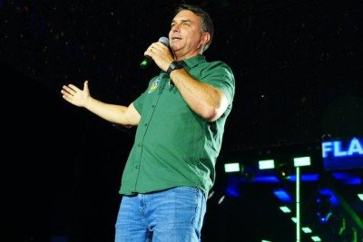 Fl&aacute;vio Bolsonaro discursa em evento de campanha -  (crédito: Charles Vieira)