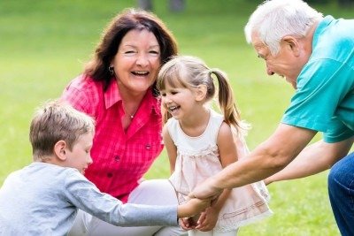 Av&oacute;s e netos compartilham momentos de alegria, refor&ccedil;ando a import&acirc;ncia do v&iacute;nculo familiar no desenvolvimento infantil e na transmiss&atilde;o de valores -  (crédito: Cr&eacute;ditos: depositphotos.com / AndreyPopov)