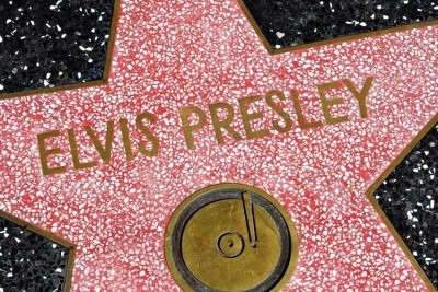 A obra de Elvis Presley, cujo nome brilha na Cal&ccedil;ada da Fama, &eacute; alvo de processo por direitos autorais contra uma empresa de IA -  (crédito: Cr&eacute;ditos: depositphotos.com / nito103)