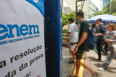 Estudantes se preparam para o Enem, agora com orienta&ccedil;&otilde;es sobre locais de aplica&ccedil;&atilde;o das provas -  (crédito: Paulo Pinto/Ag&ecirc;ncia Brasil)
