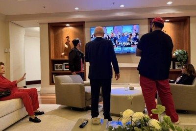 Ator compartilhou foto em que assistia a apuração dos votos em primeiro turno com Dilma e Lula -  (crédito: Reprodução/Paulo Vieira)